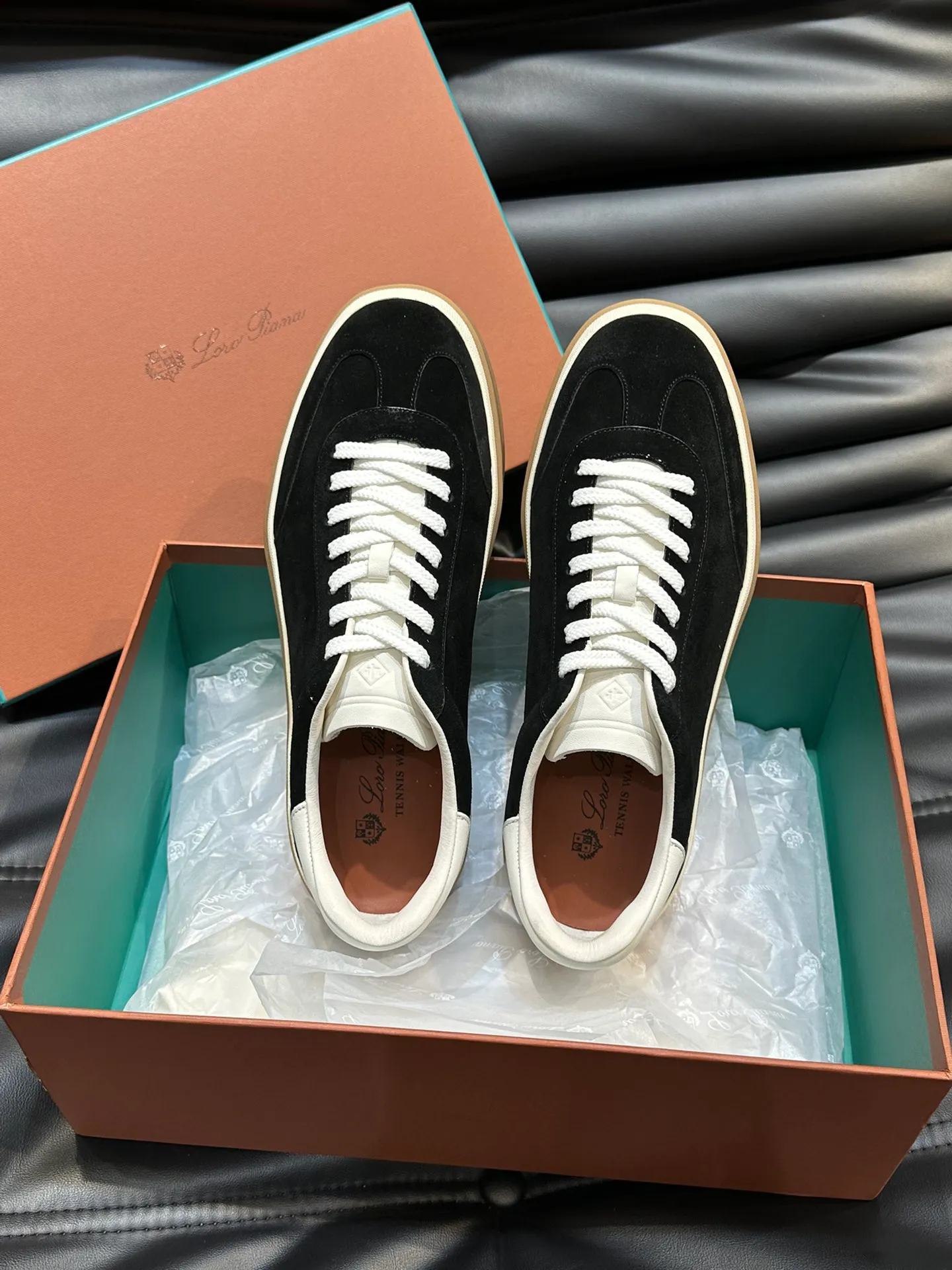 p420 Men's Shoes New 🆕Lp Old Money Style Men's Low-top Casual Tennis Shoes Loro Piana's high-end series has launched sports shoe styles made of soft cowhide. The breathable properties and flexible texture of natural materials make the sneakers both functional and comfortable. The high-quality metal-free tanning and tumble process highlights the natural texture of the leather, while the camel-colored sole and white rubber trim create a double-layer sole effect, making it an everyday shoe that can easily create a lazy and casual style! Size: 39-44 (45, 46 customized